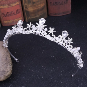 Diadème argenté élégant avec perles et cristaux pour mariages et occasions spéciales