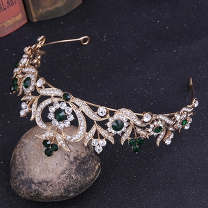 Détails de la couronne de mariée baroque avec pierres précieuses vertes et strass brillants