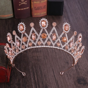 Couronne de mariée en or rose avec cristaux champagne et strass géométriques sur bois
