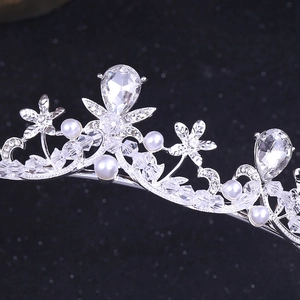 Détail de la couronne fleurie argentée avec strass brillants et perles blanches de mariée