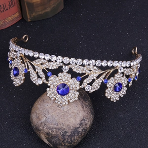 Dettaglio macro della corona da sposa in lega con cristalli blu e strass lucidi
