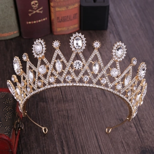 Diadème de mariée doré élégant avec des strass et cristaux scintillants au design chic