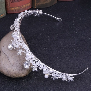 Détail de diadème de mariée argenté avec perles blanches et strass de coupe marquise