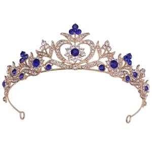 Couronne de mariée baroque dorée avec motif de feuilles et cristal bleu en forme de cœur