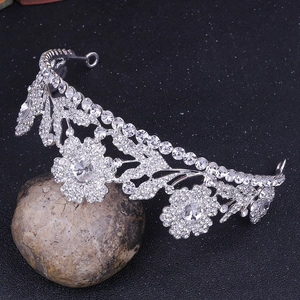 Dettaglio corona da sposa argento con motivi floreali in lega e strass trasparenti lucidi
