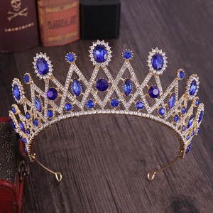 Couronne de mariée dorée avec strass bleus géométriques sur un bureau vintage