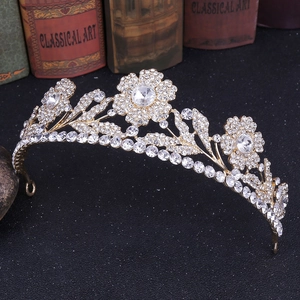 Dettaglio corona da sposa in lega con fiori e foglie di cristallo scintillante