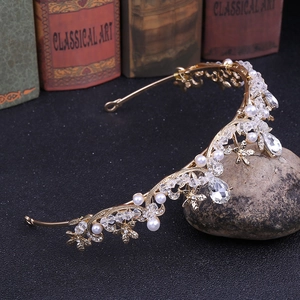 Détail d'un diadème de mariée floral avec des perles blanches et des cristaux