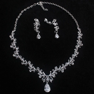 Set di gioielli da sposa con collana di zirconi a goccia d'argento e orecchini abbinati