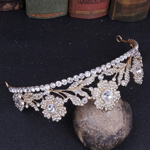 Dettaglio di corona da sposa dorata con fiori di cristallo su una base di pietra naturale