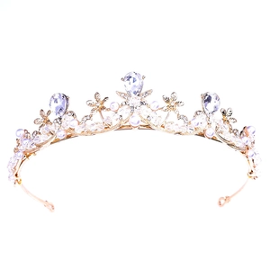 Vue détaillée de la couronne de mariée dorée avec perles blanches et fleurs en cristal