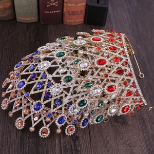 Gros plan d'une couronne de mariée dorée avec cristaux colorés et strass brillants