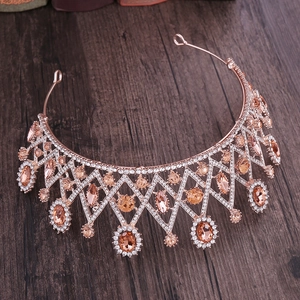 Gros plan sur un diadème de mariée en or rose avec cristaux champagne et strass brillants
