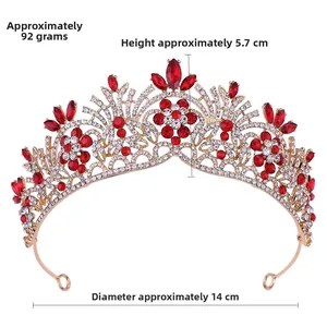 Vue détaillée de la couronne de mariée dorée avec cristaux rouges et motifs baroques