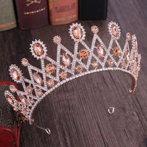 Détails de la couronne de mariée en or rose avec cristaux de champagne sur des livres