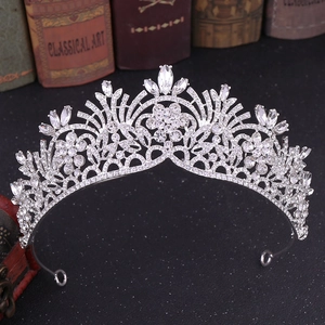 Détail de la couronne de mariée vintage avec motifs floraux en strass et base en alliage