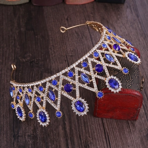 Détail d'une couronne baroque de mariée avec cristaux bleu foncé sur boîte en bois