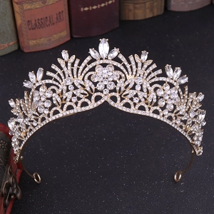 Détail de la couronne de mariée dorée avec strass blancs et pierres précieuses