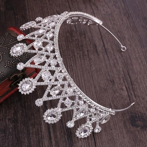 Détail de la couronne de mariée argentée sertie de strass sur une boîte à bijoux rouge