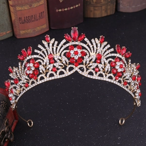 Détails d'une couronne de mariée avec strass rouges et ornements baroques floraux dorés