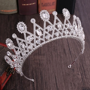 Vue détaillée de couronne de mariée argentée avec strass scintillants sur livre ancien