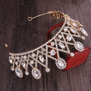 Vue détaillée d'une couronne de mariée dorée avec des motifs géométriques en strass et cristal