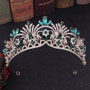 Détail macro du diadème de mariée baroque doré avec strass émeraude et motifs floraux