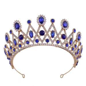 Vue détaillée du diadème de mariée doré orné de pierres bleues et de strass brillants