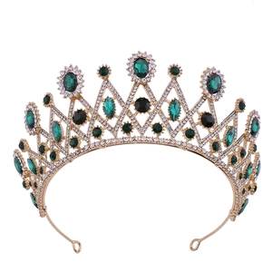 Tiara de mariée dorée élégante avec pierres précieuses vert émeraude et strass brillants