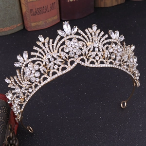 Détail d'un diadème doré de mariée avec strass floraux et cristaux de marquise