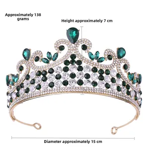 Vue détaillée montrant la hauteur de 7cm et le diamètre de 15cm du diadème émeraude
