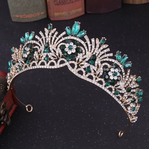 Détail d'une couronne de mariée avec pierres émeraudes et strass sur livre