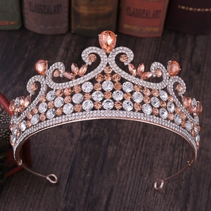 Détail de la couronne de mariée en or rose avec cristaux de champagne et strass brillants