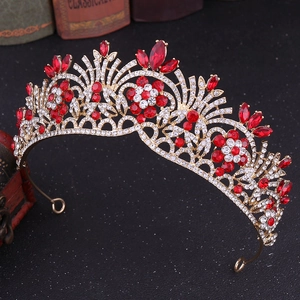 Diadème de mariée doré élégant avec cristaux rouges et strass floraux sur fond sombre