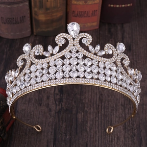 Détails d'un diadème doré pour mariée avec strass scintillants et cristal en poire