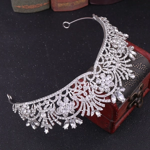 Détails de la couronne de mariée avec motifs floraux argentés et strass étincelants