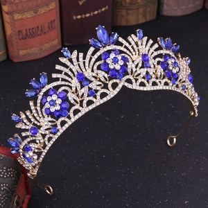 Détail macro d'une couronne de mariée avec strass bleu foncé et cadre fleuri doré