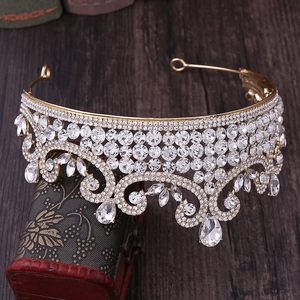 Détail d'un diadème de mariée doré avec strass scintillants sur boîte à bijoux
