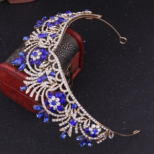 Vue détaillée d'une couronne de mariée aux gemmes bleues sur un coffret en bois vintage