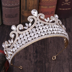 Détail de couronne de mariée luxueuse avec cristaux sur livres anciens et bois sombre