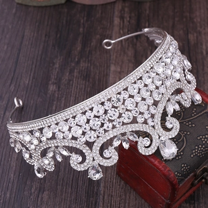 Détail de la couronne de mariée argentée avec cristaux en goutte et strass brillants