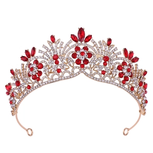 Détail de couronne de mariée avec strass rouges en goutte sur base d'alliage doré