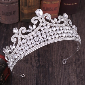 Couronne de mariée élégante en argent avec cristaux et pierres en forme de goutte d'eau