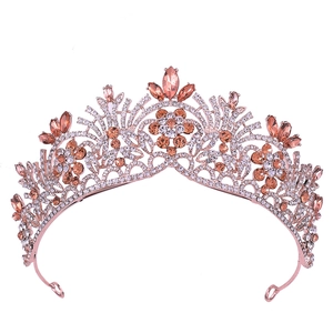 Détail de la couronne de mariée en or rose avec cristaux marquise et strass scintillants