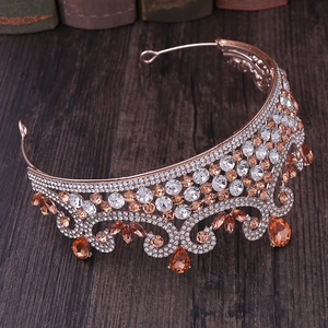 Détail de couronne de mariée en or rose sertie de cristaux champagne de style baroque