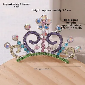 Vue détaillée du peigne à cheveux couronne en strass colorés avec dimensions