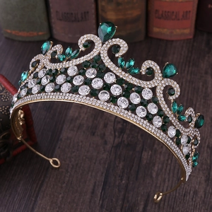 Détail macro de la couronne de mariée dorée avec pierres vertes et cristaux scintillants