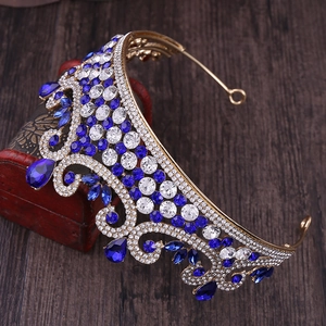 Détail d'une couronne de mariée vintage avec strass bleus sur boîte en bois rouge