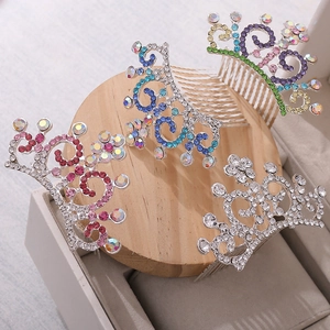 Détail de peignes à cheveux couronne de princesse pour enfants avec strass en 4 styles