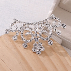 Détail macro du peigne à cheveux diadème royal avec strass étincelants pour filles